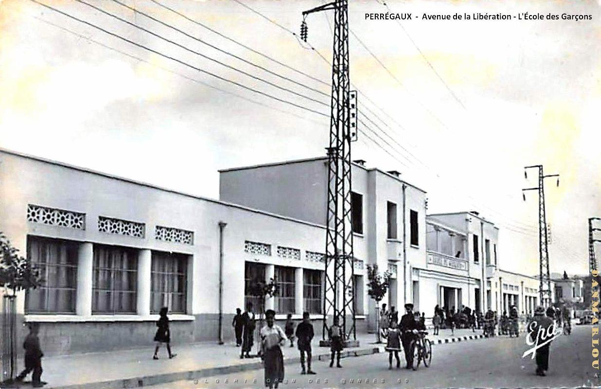 Perregaux - Avenue Liberation et Ecole de Garcons.jpg